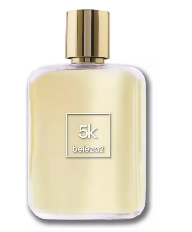 Frasco de perfume Beleza2 5K com vidro transparente, líquido amarelo-claro e tampa metálica dourada espelhada, com rótulo central minimalista em fundo claro.