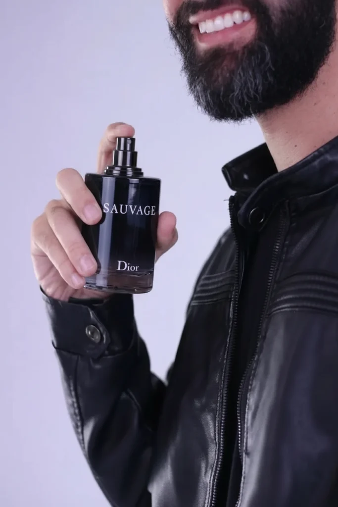João da Barba segurando o perfume Dior Sauvage Elixir, destacando a fragrância masculina sofisticada e marcante